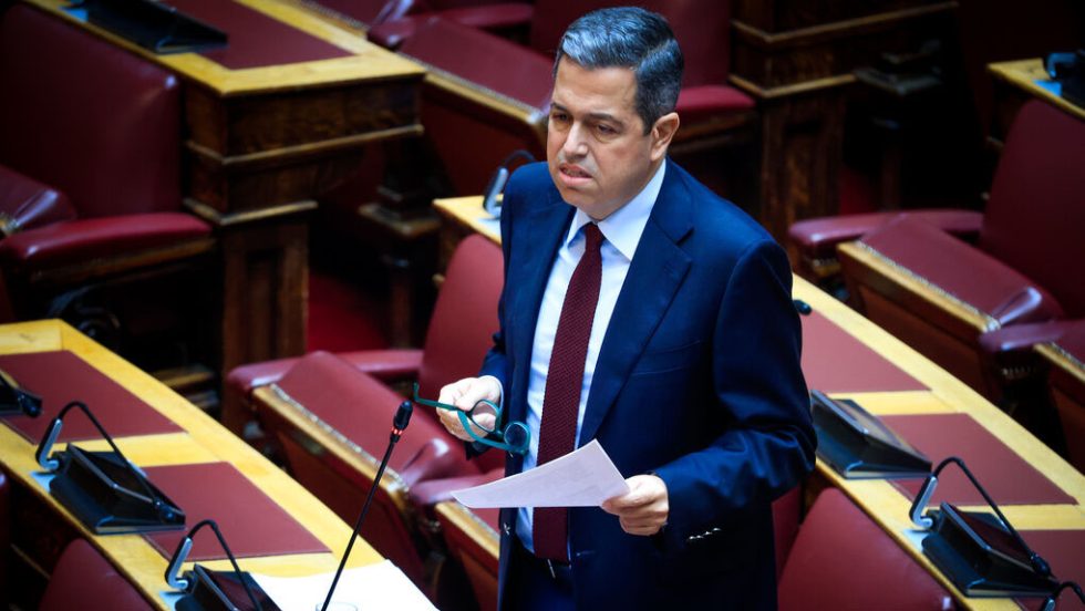 Κουμουνδούρου: κόκκινες γραμμές και κίτρινες κάρτες